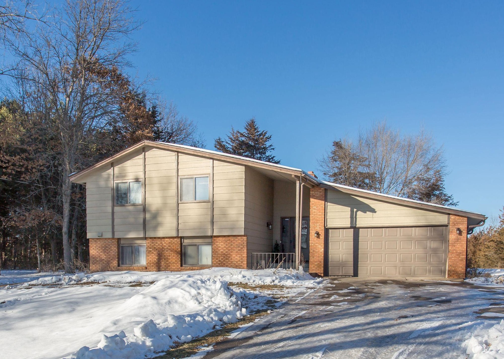 621 Constance Blvd, Anoka, MN 55304-2124