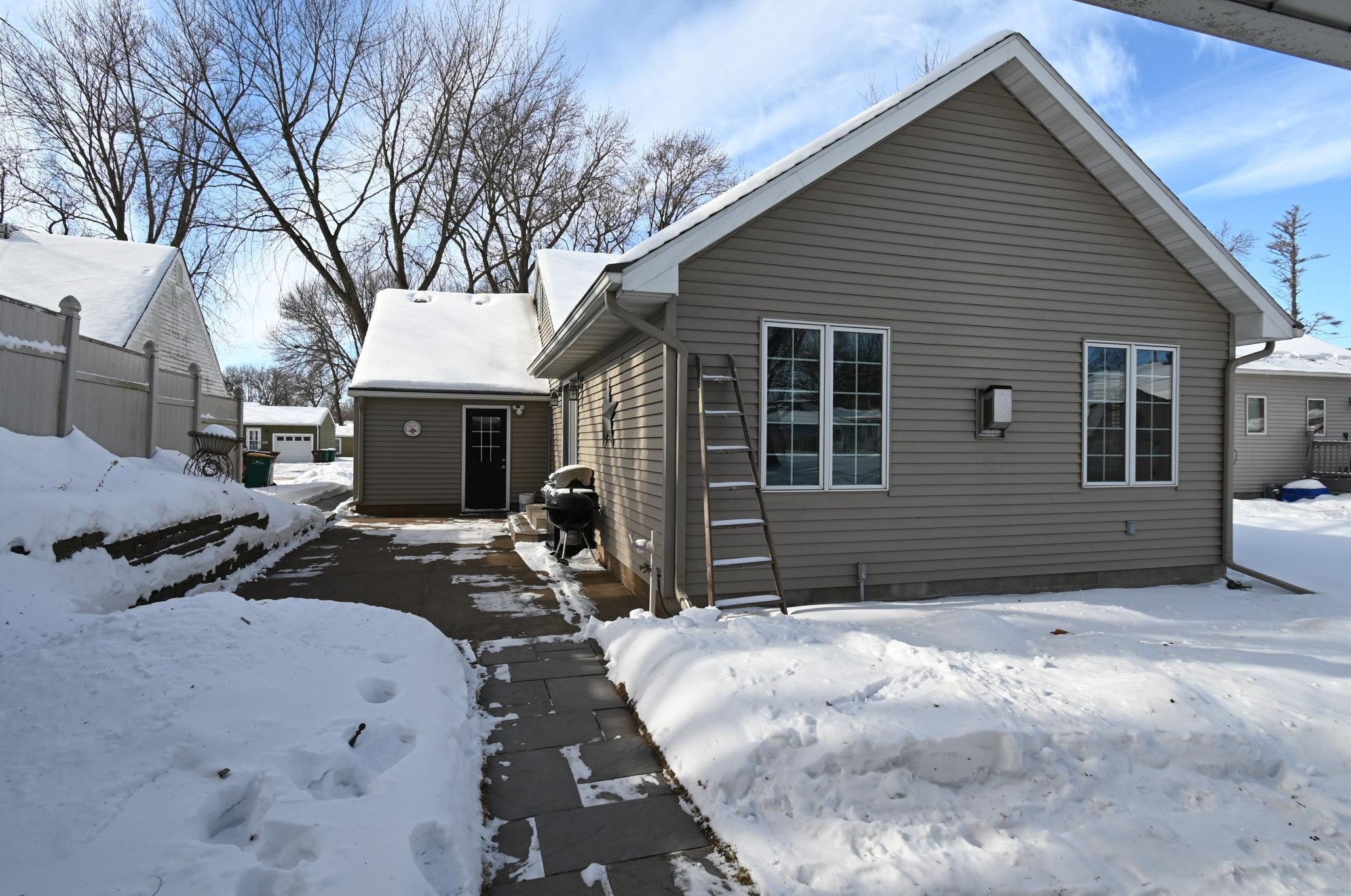 1104 Amelia Ave, Oakland, MN 56007-2201