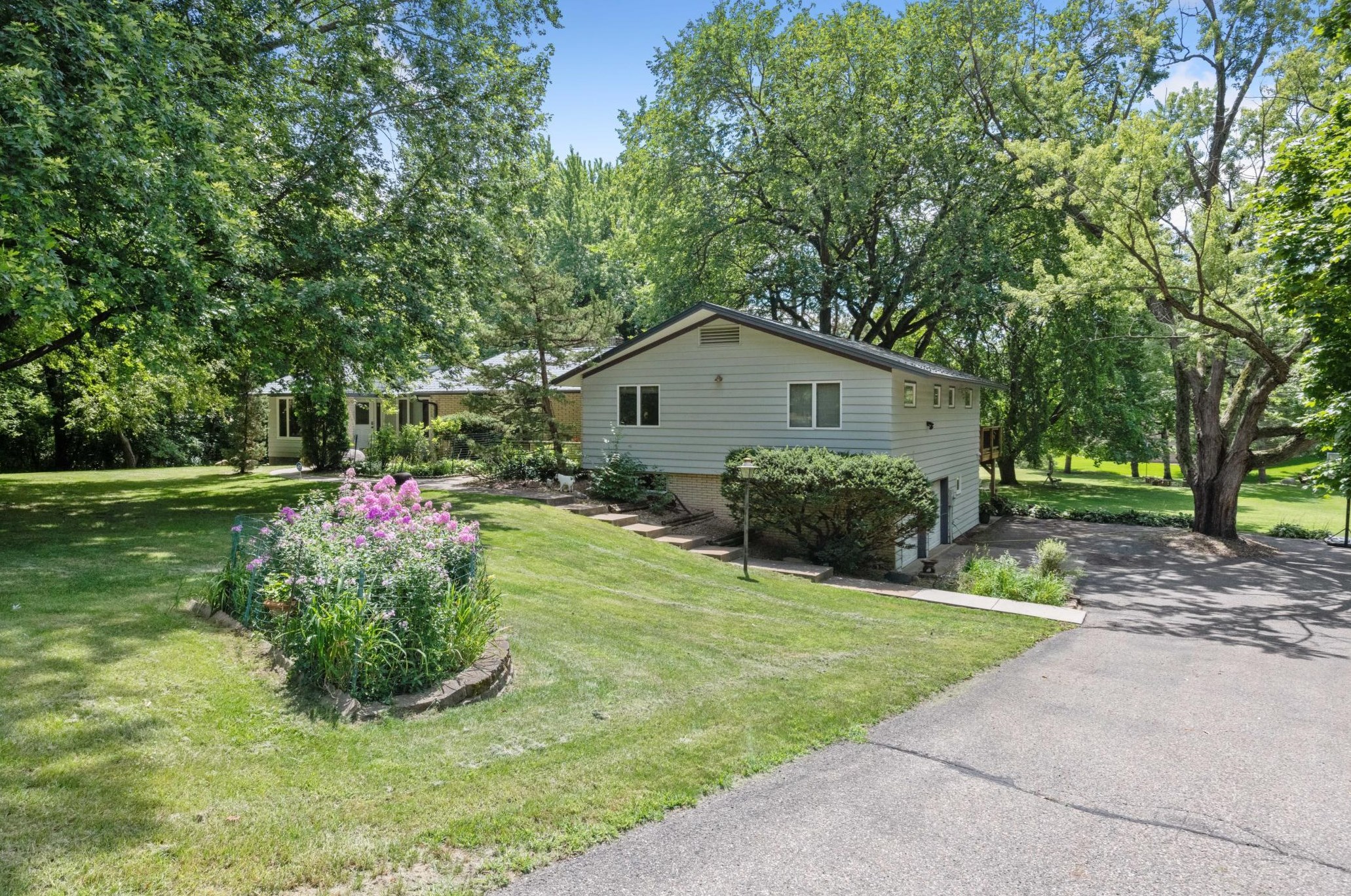 14835 Cherry Ln, Hopkins, MN 55345-5702