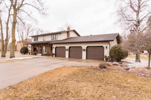 1205 Aurdal Ave, Fergus Falls, MN 56537-1515