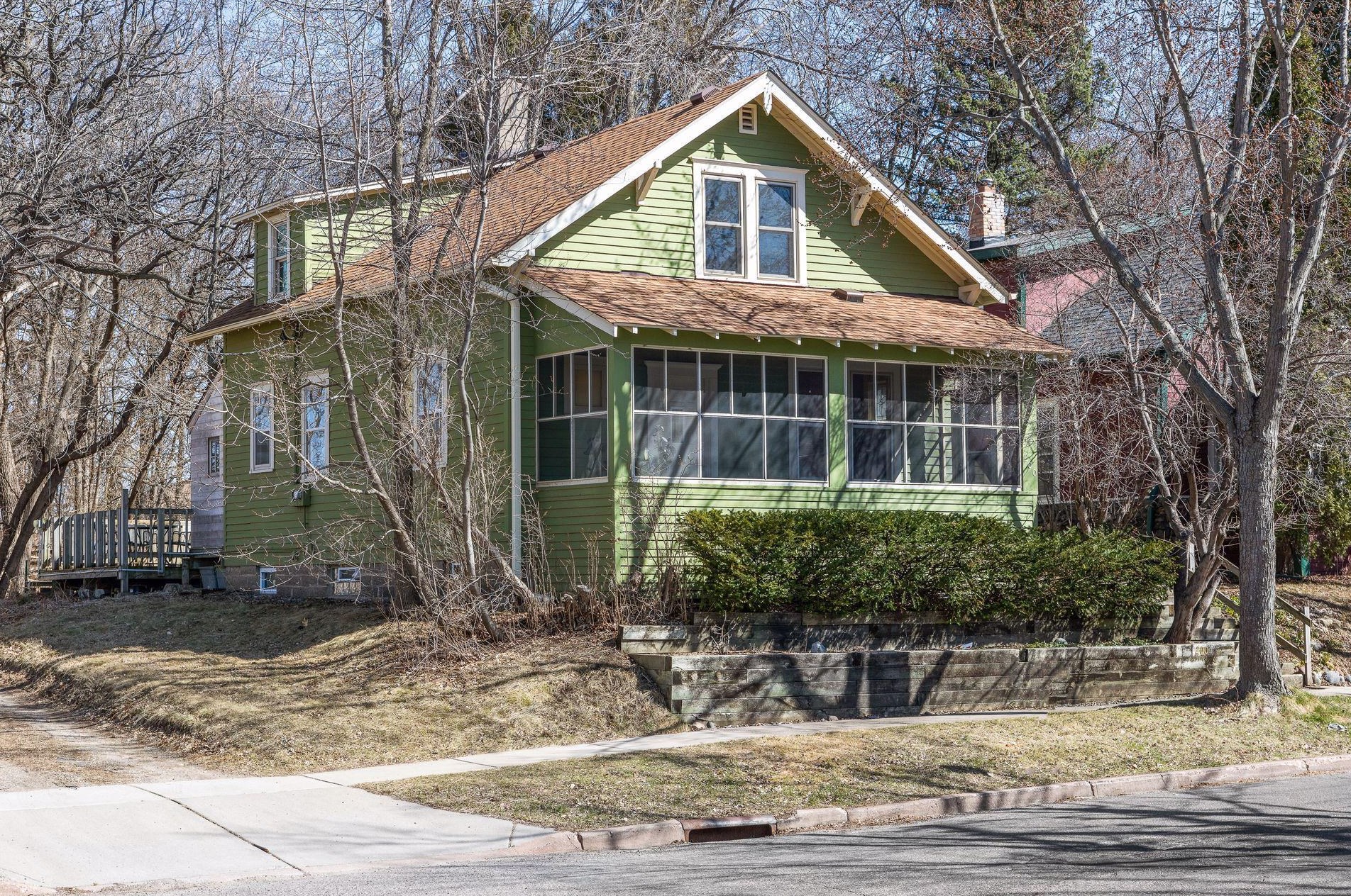 200 Saratoga St, Saint Paul, MN 55104-6327