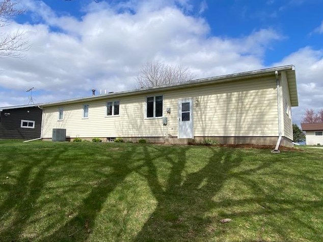 241 Goodview Dr, Spring Grove, MN 55974