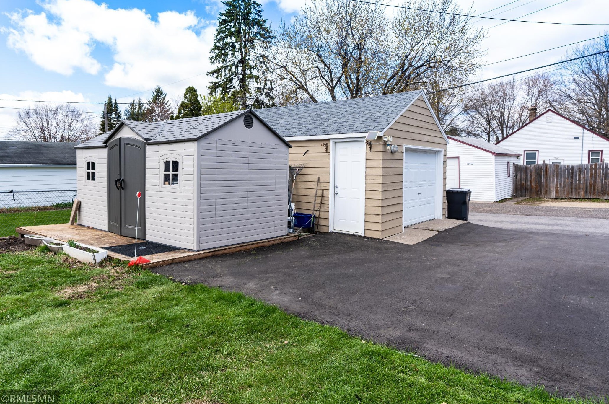 1977 Nevada Ave, Saint Paul MN  55119-3055 exterior