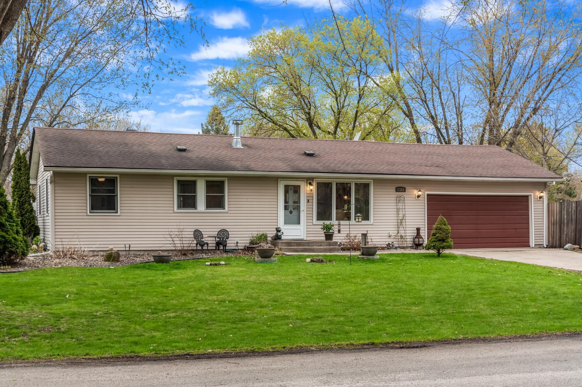 7544 Laverne Ave, Cottage Grove, MN 55016-2427