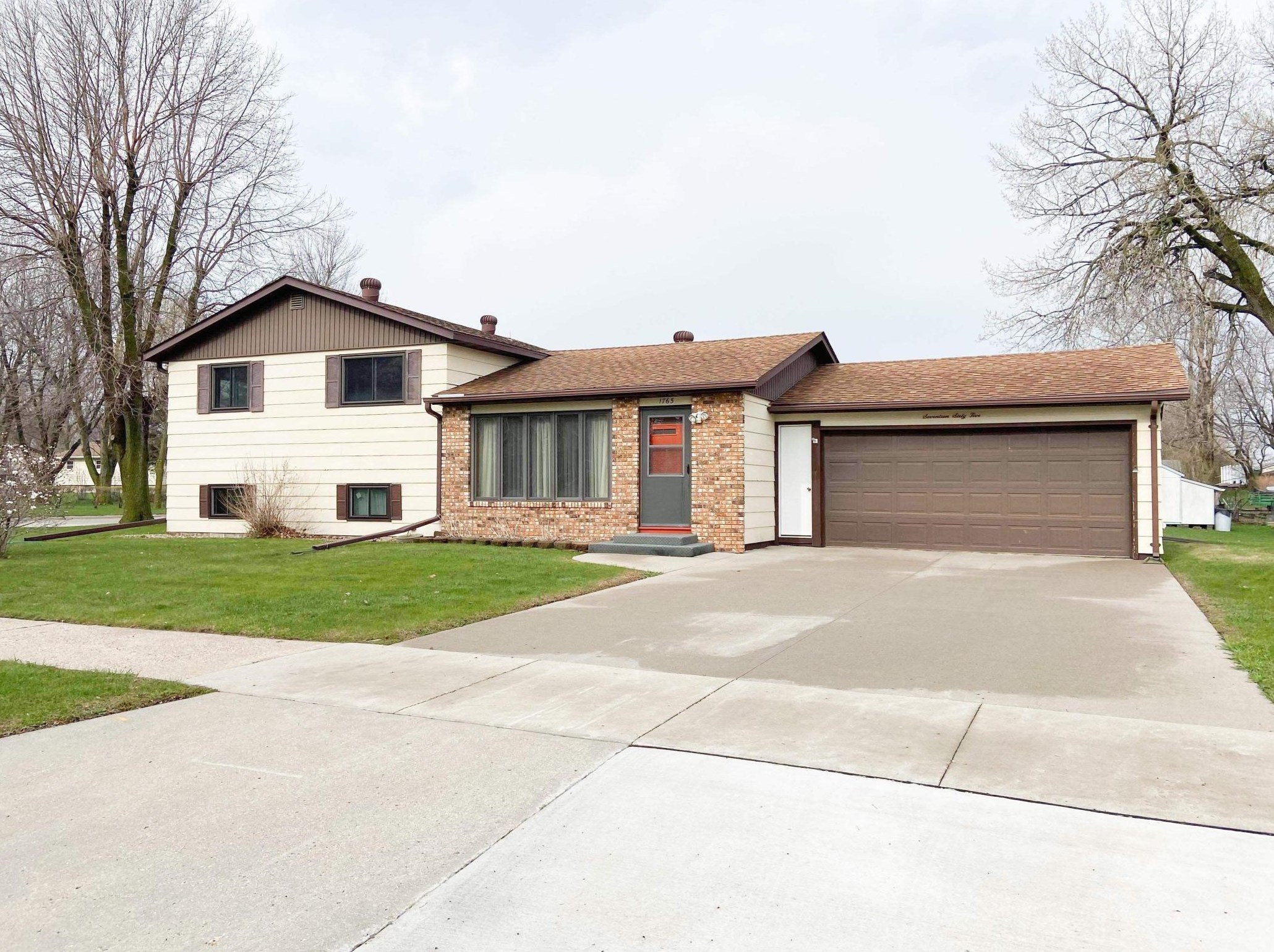 1765 Viking Rd, Worthington, MN 56187-1088