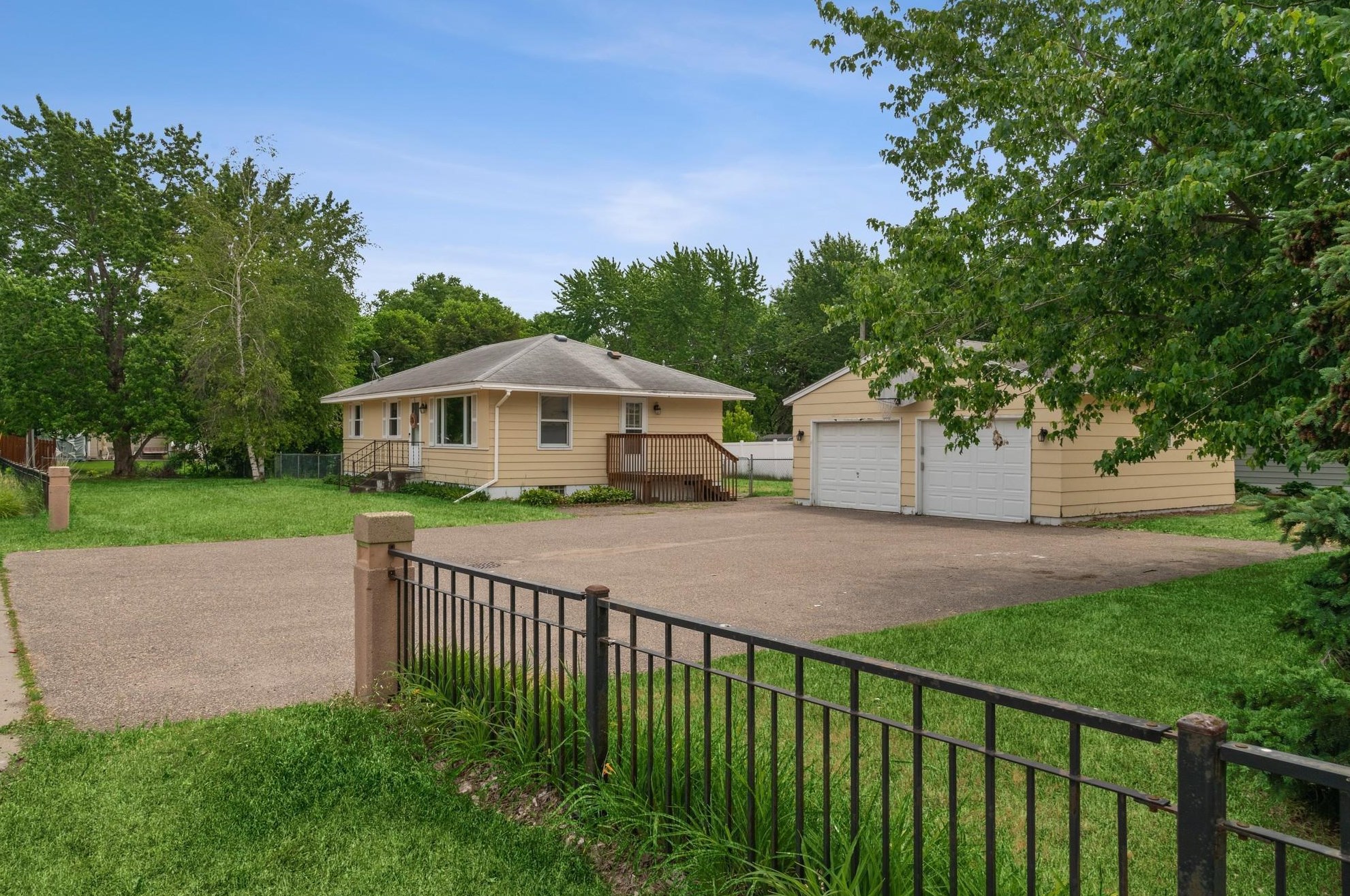 20 Hayden Lake Rd, Champlin, MN 55316-1632