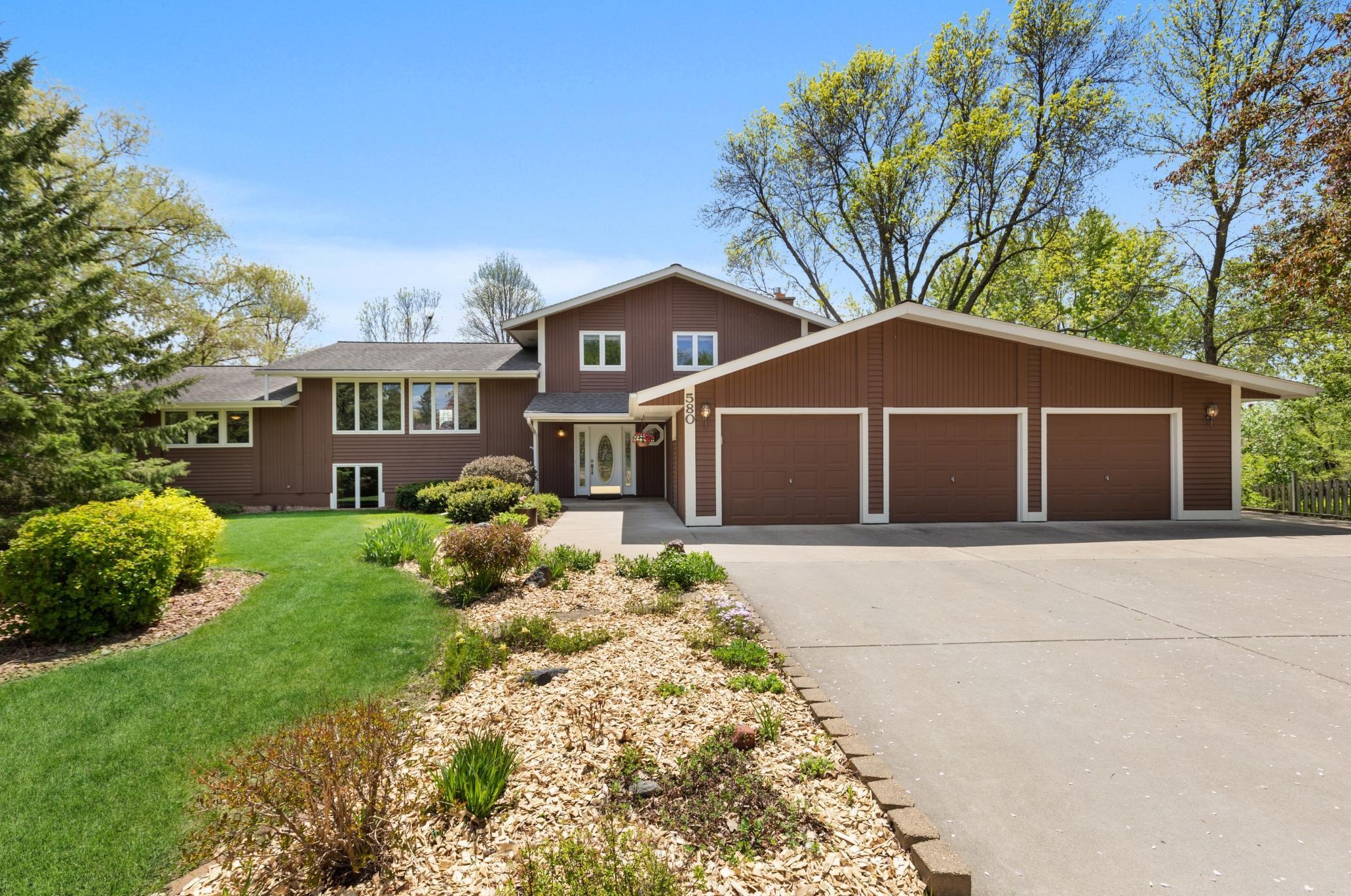 580 Michigan Ct, Saint Paul, MN 55123-2032