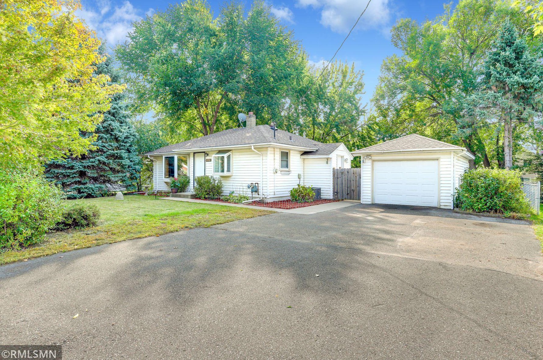 126 Hayden Lake Rd, Champlin, MN 55316-1633