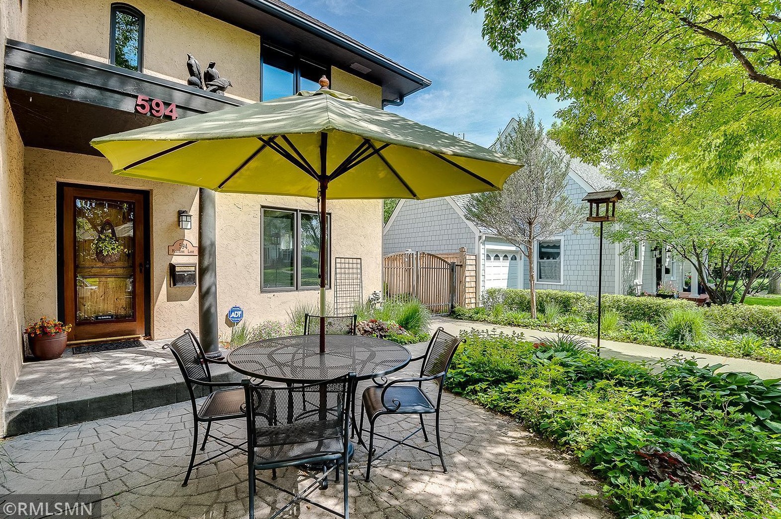 594 Montrose Ln, Saint Paul, MN 55116-1158