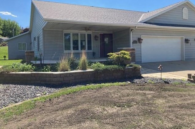 620 Des Moines Dr, Windom, MN 56101