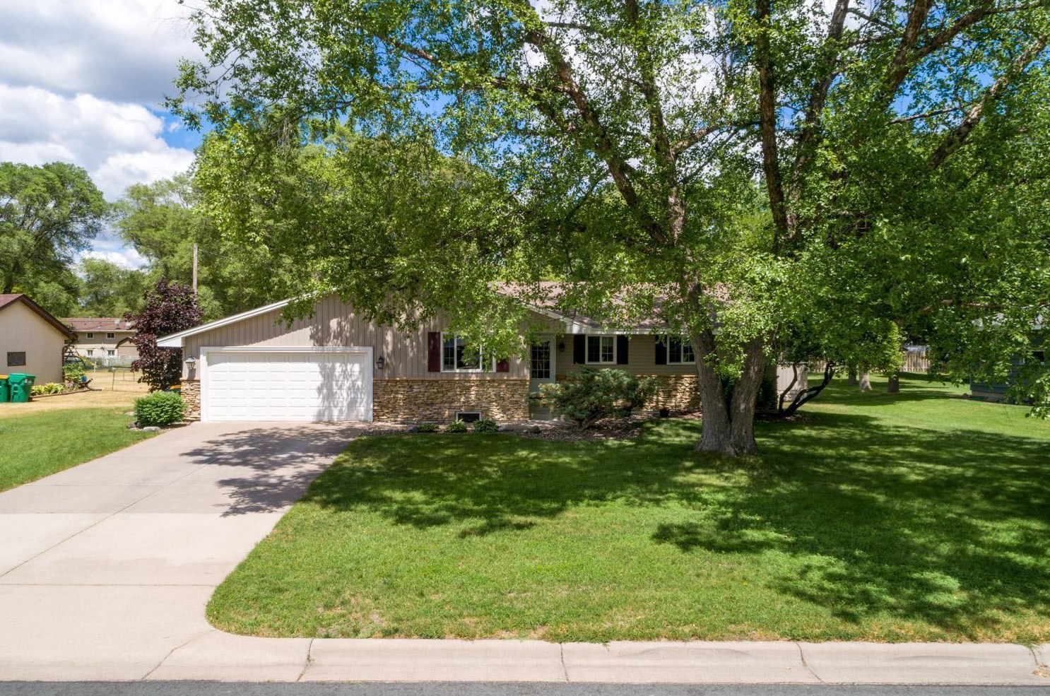 1606 Woodbine Ln, Minneapolis, MN 55430-1063