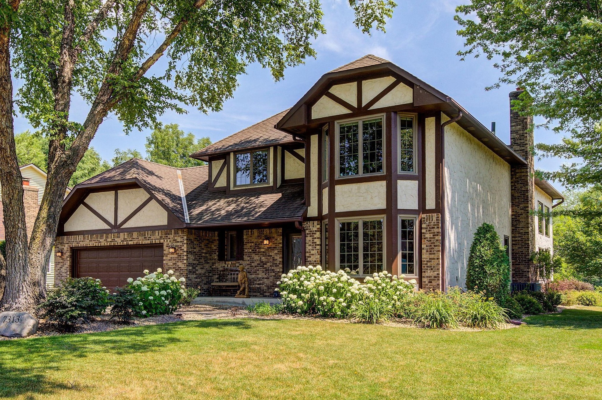 7313 Park View Dr, Saint Paul, MN 55112