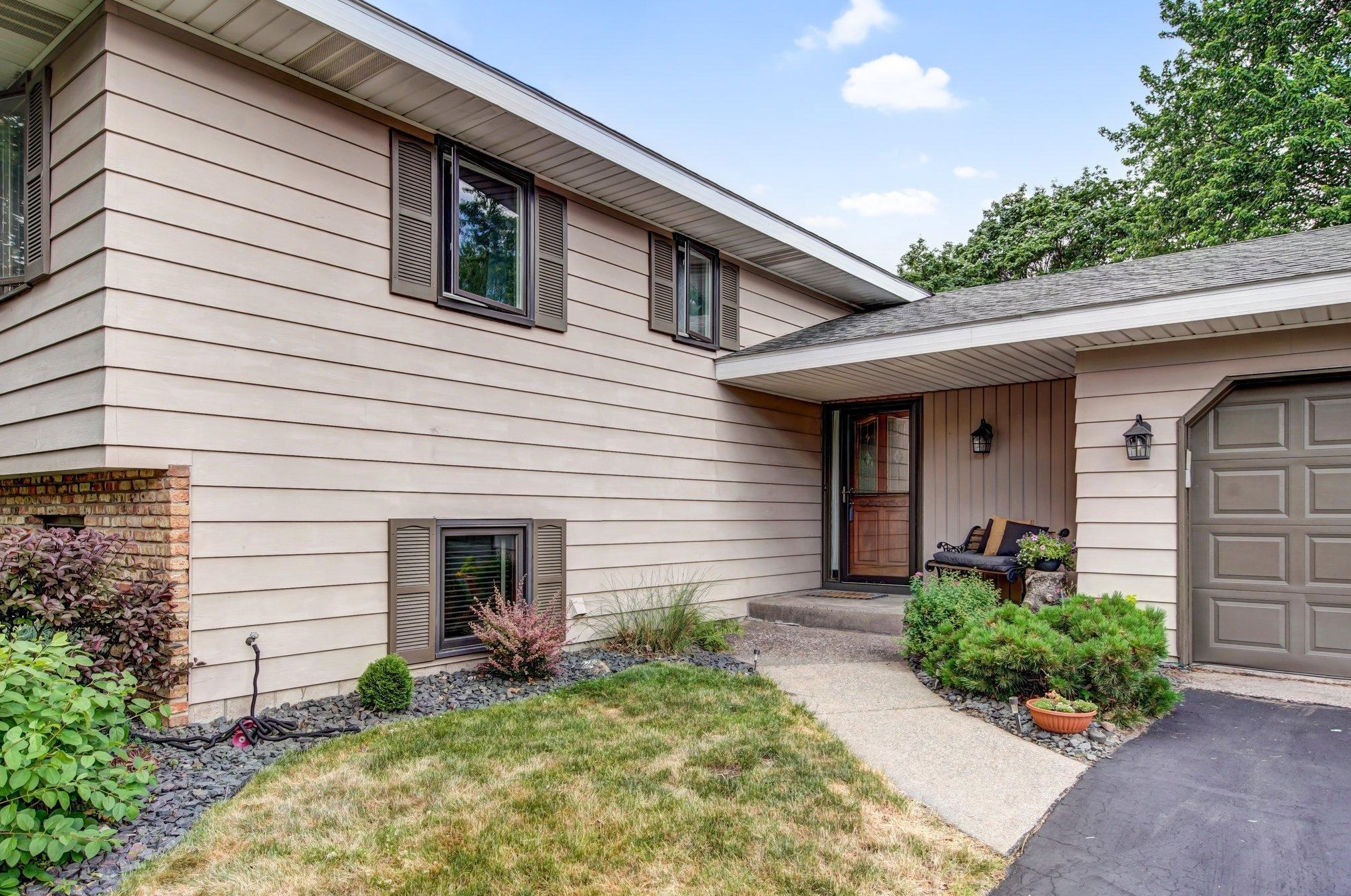 2395 Standridge Ave, Saint Paul, MN 55109-1545