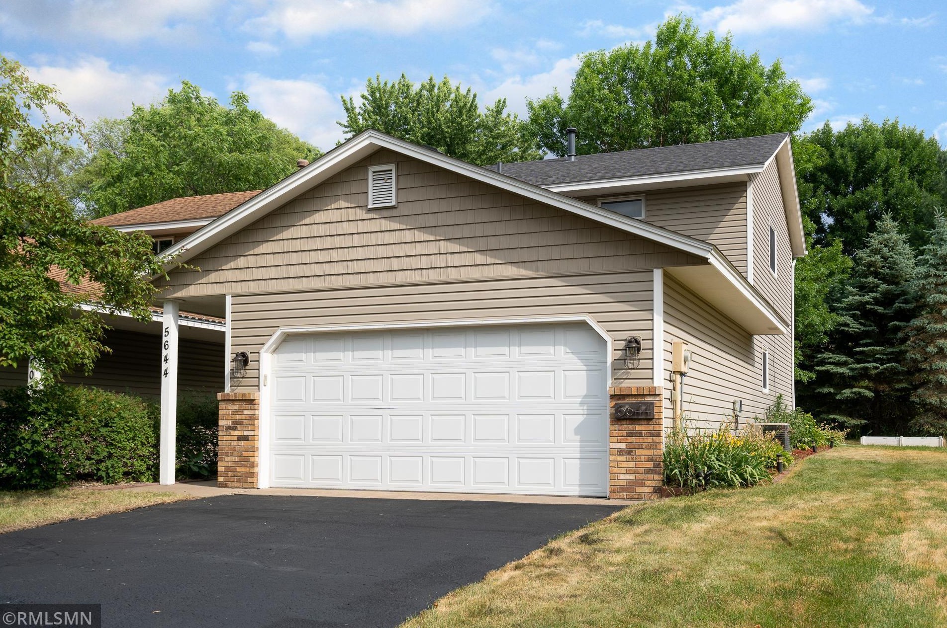 5644 Royal Oaks Dr, Saint Paul, MN 55126-8488