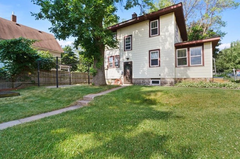 890 Wakefield Ave, Saint Paul MN  55106-5602 exterior