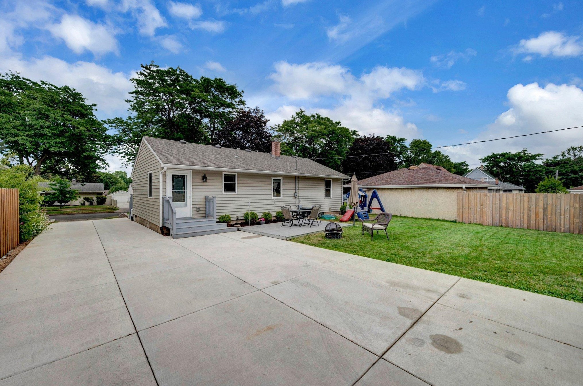 1527 Western Ave, Saint Paul MN  55117-3536 exterior