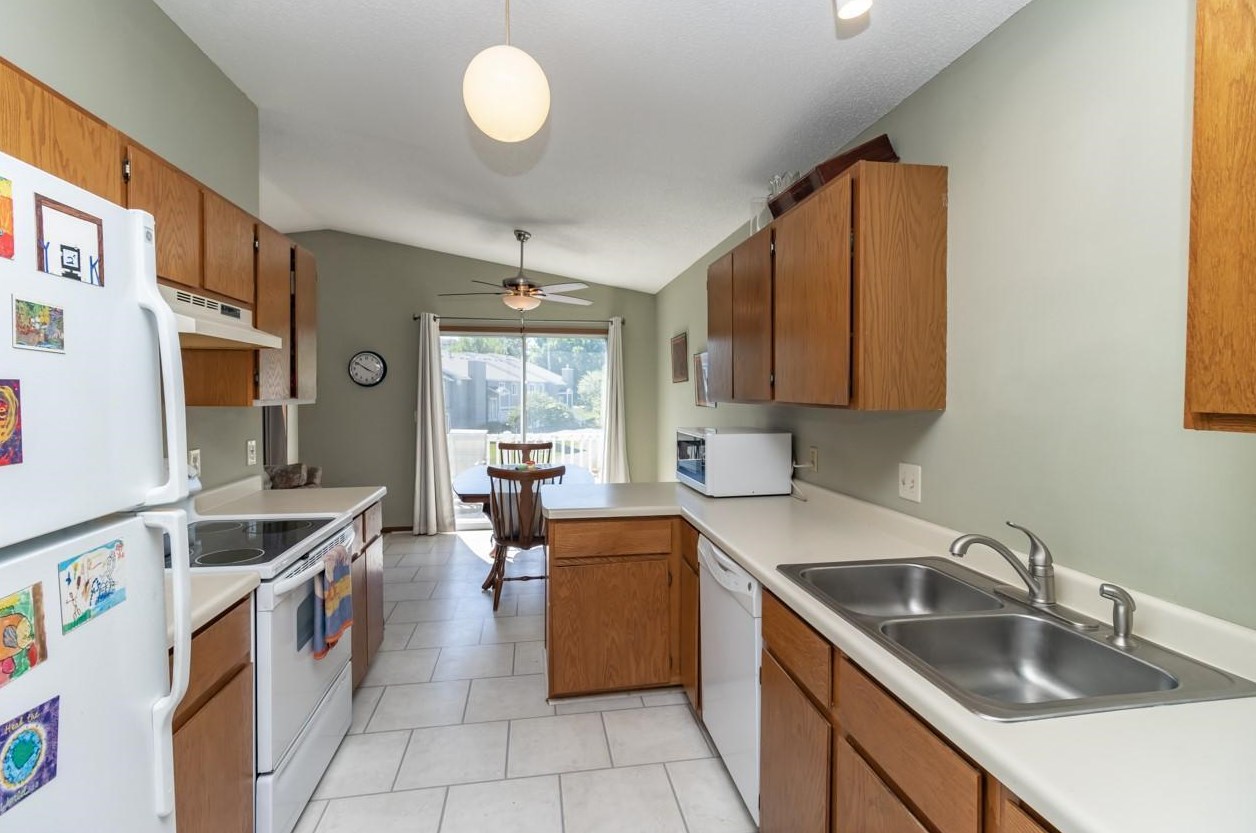 5647 Pompano Dr, Hopkins, MN 55343-9435