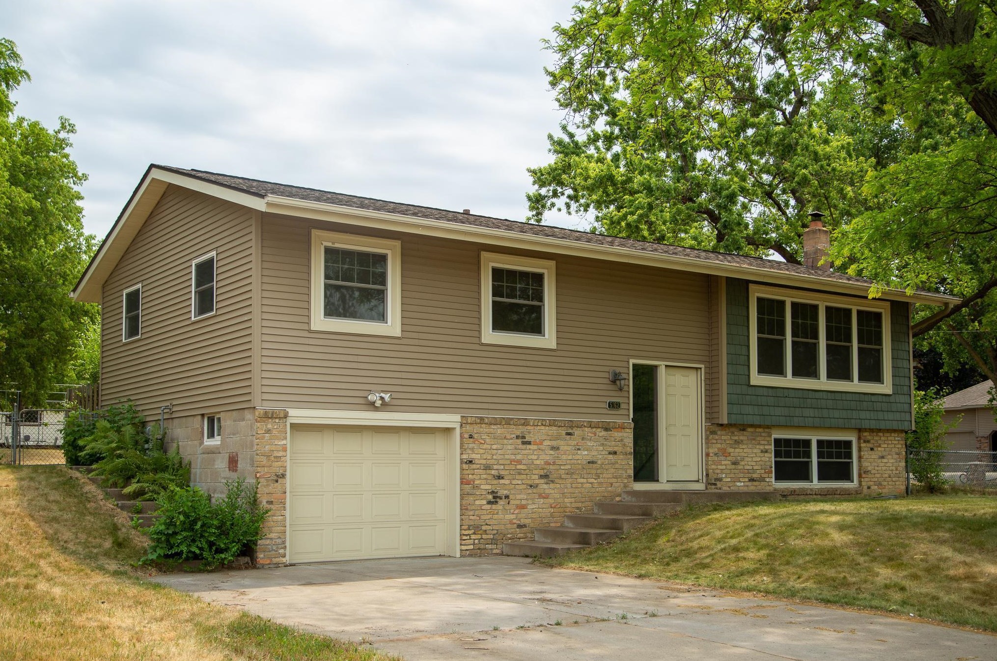 5162 Longview Dr, Saint Paul, MN 55112-4811