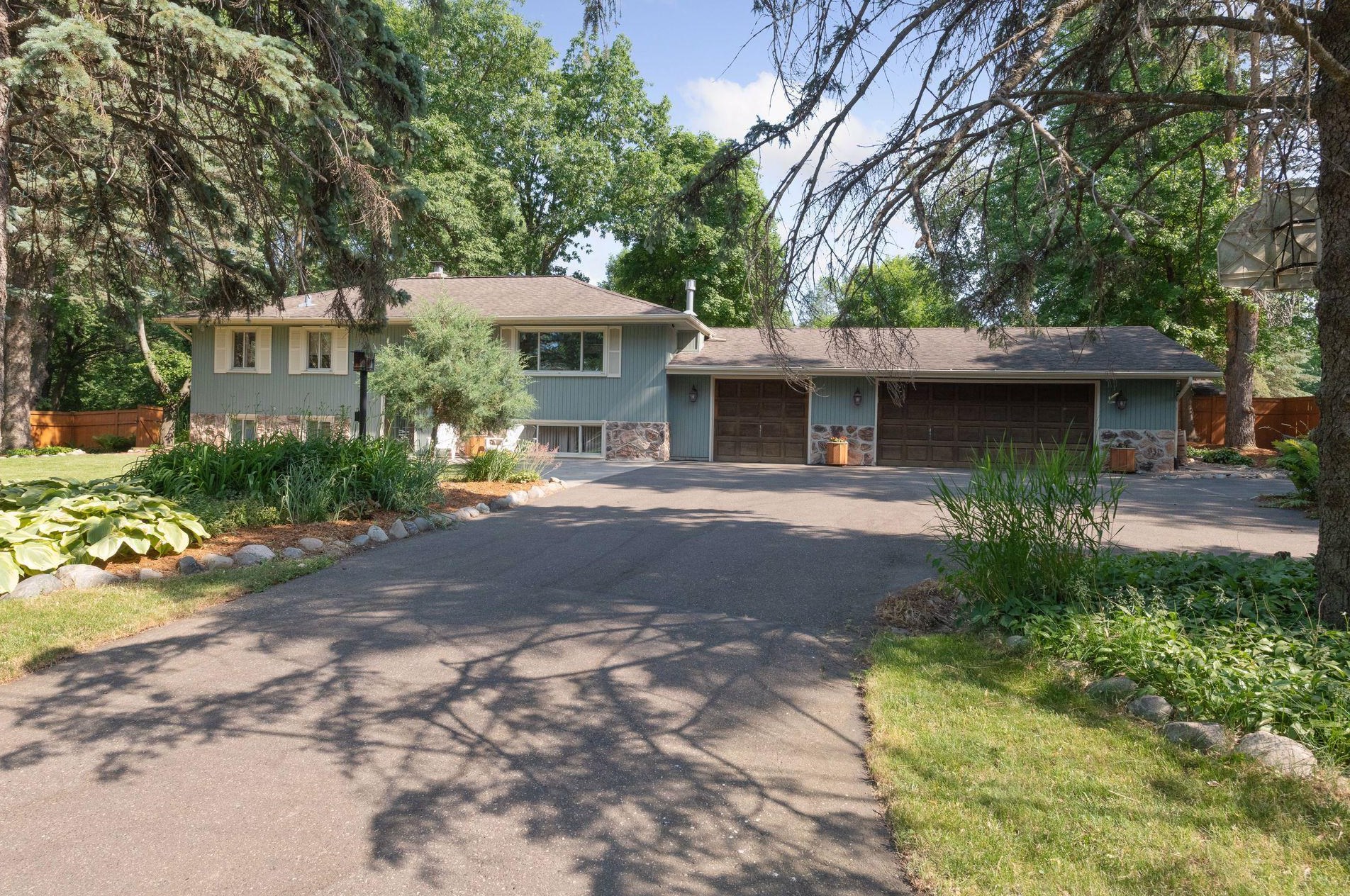 16841 Prairie Ln, Edina, MN 55346-3632