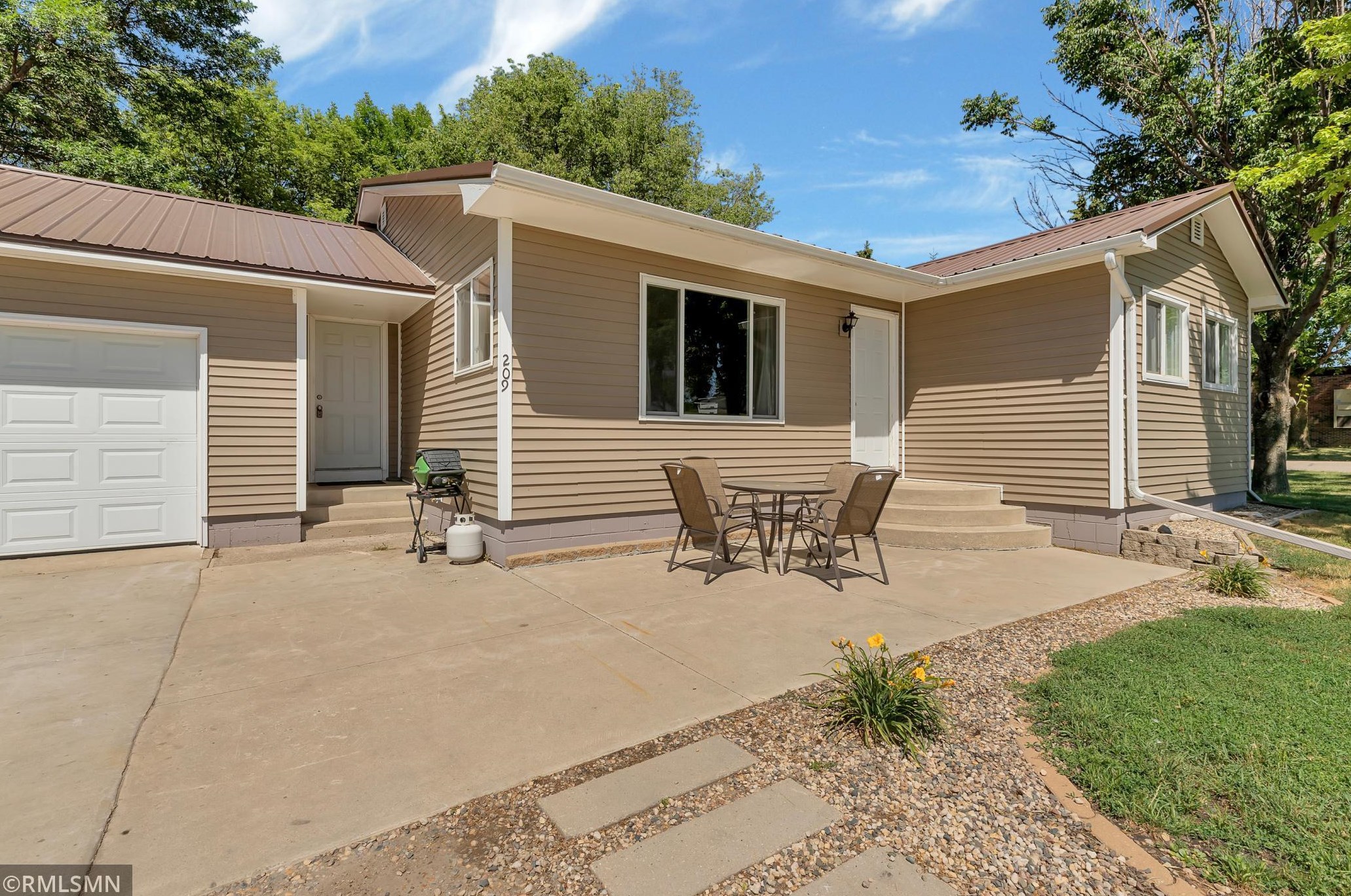 209 4th St S, Kandiyohi, MN 56251