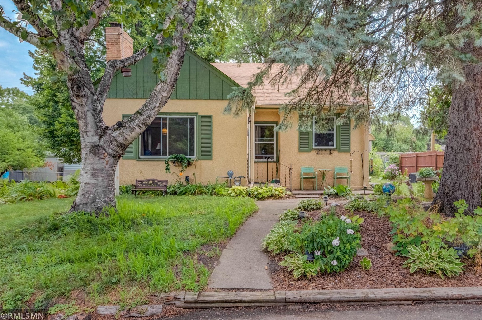 2139 Silver Bell Rd, Saint Paul, MN 55122-1033