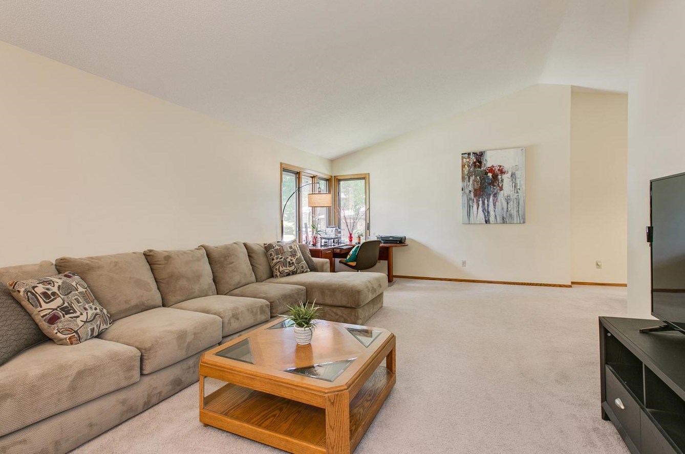 1099 Lawnview Ave, Saint Paul MN  55126-8406 exterior