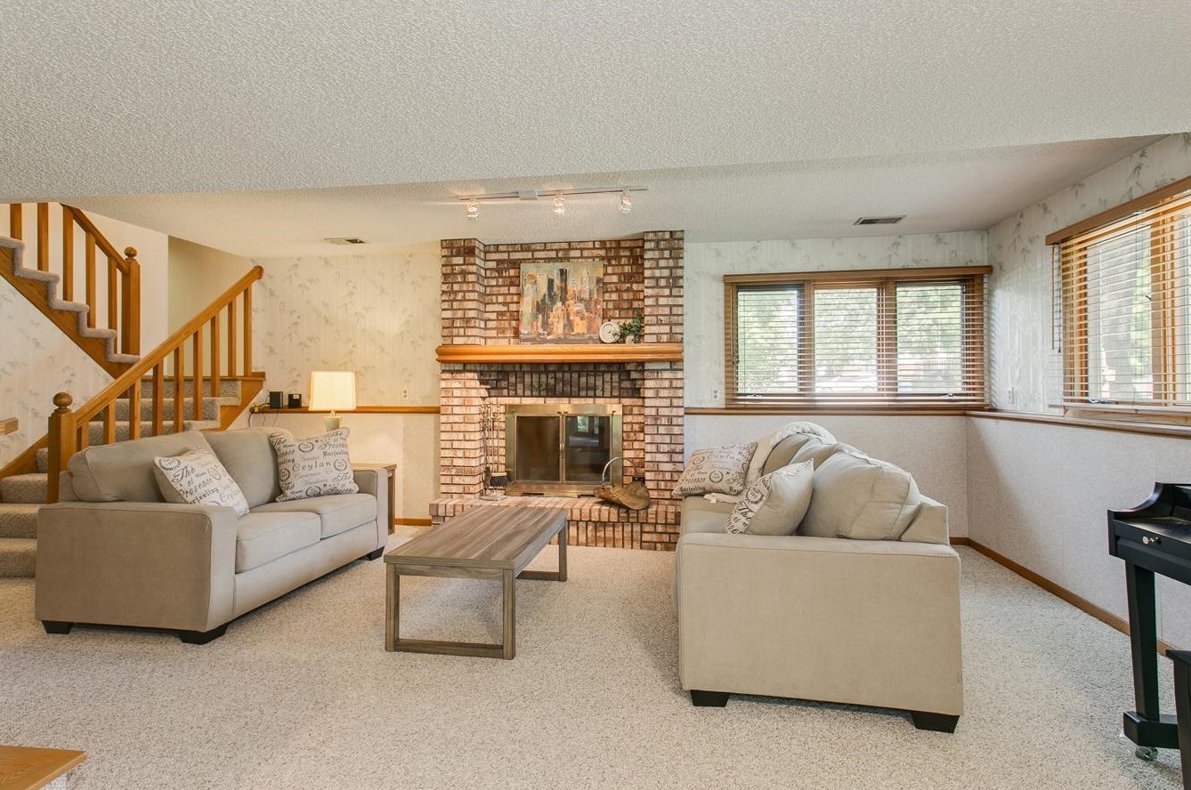 1099 Lawnview Ave, Saint Paul MN  55126-8406 exterior