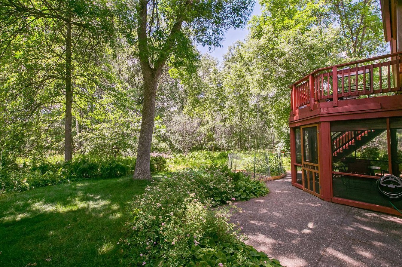 1099 Lawnview Ave, Saint Paul MN  55126-8406 exterior