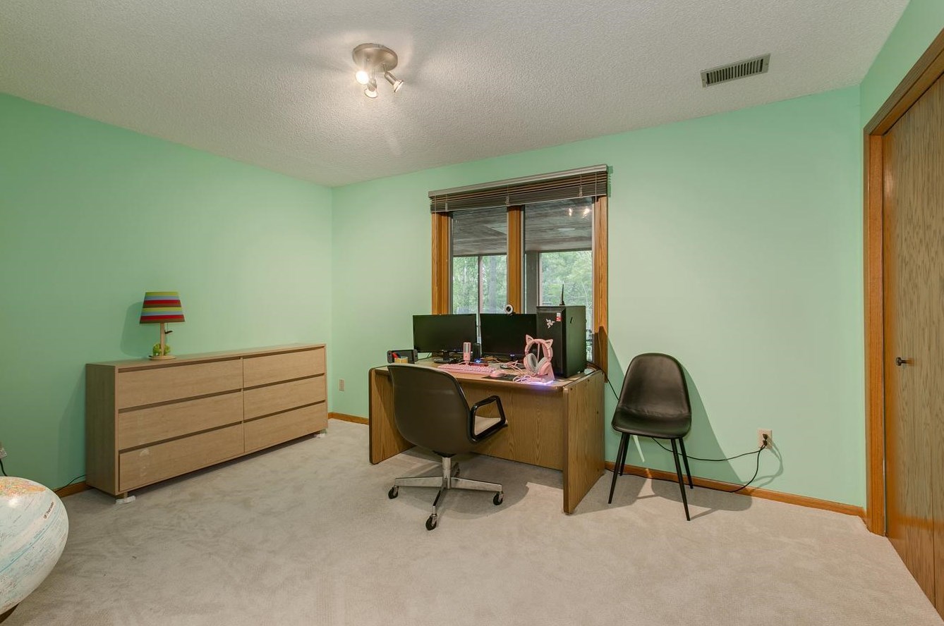 1099 Lawnview Ave, Saint Paul MN  55126-8406 exterior