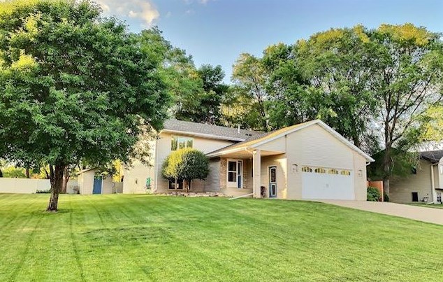 210 Ridgecrest Dr, Cannon Falls, MN 55009