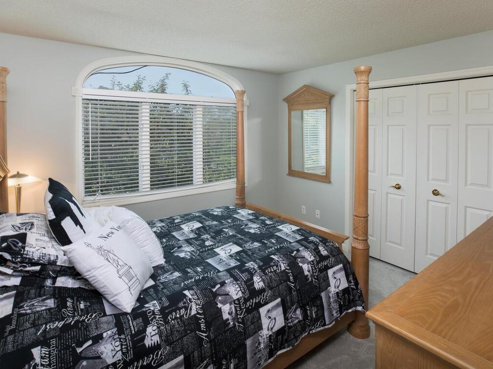 2082 Royale Dr, Saint Paul MN  55122-3390 exterior