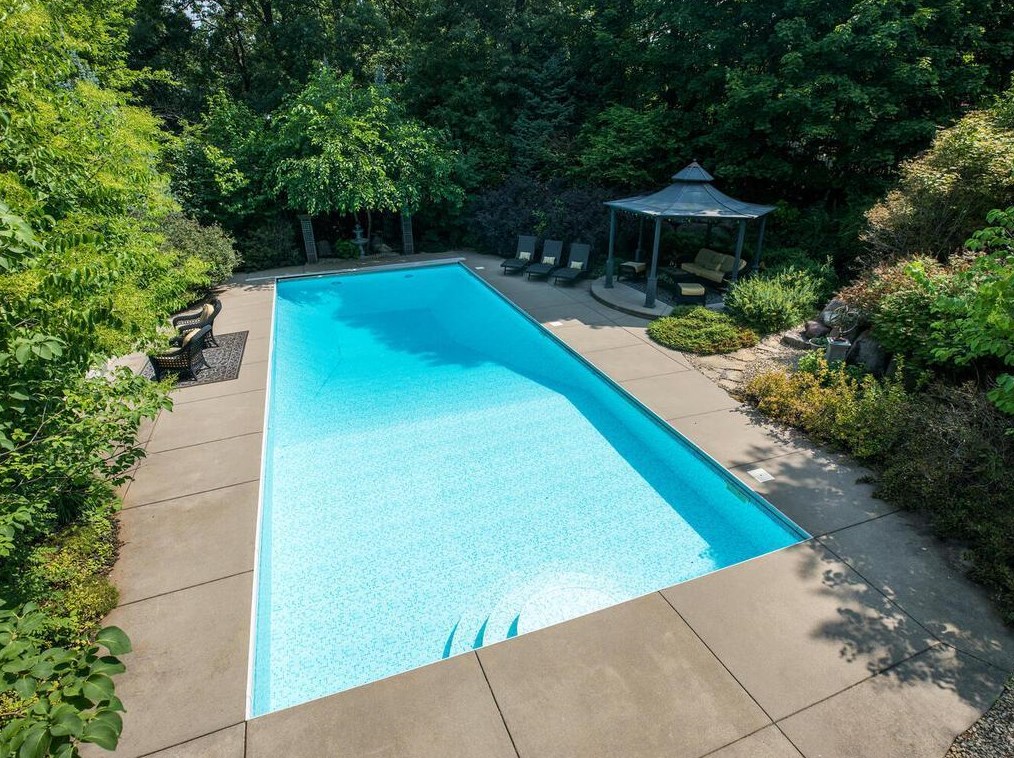 2082 Royale Dr, Saint Paul MN  55122-3390 exterior