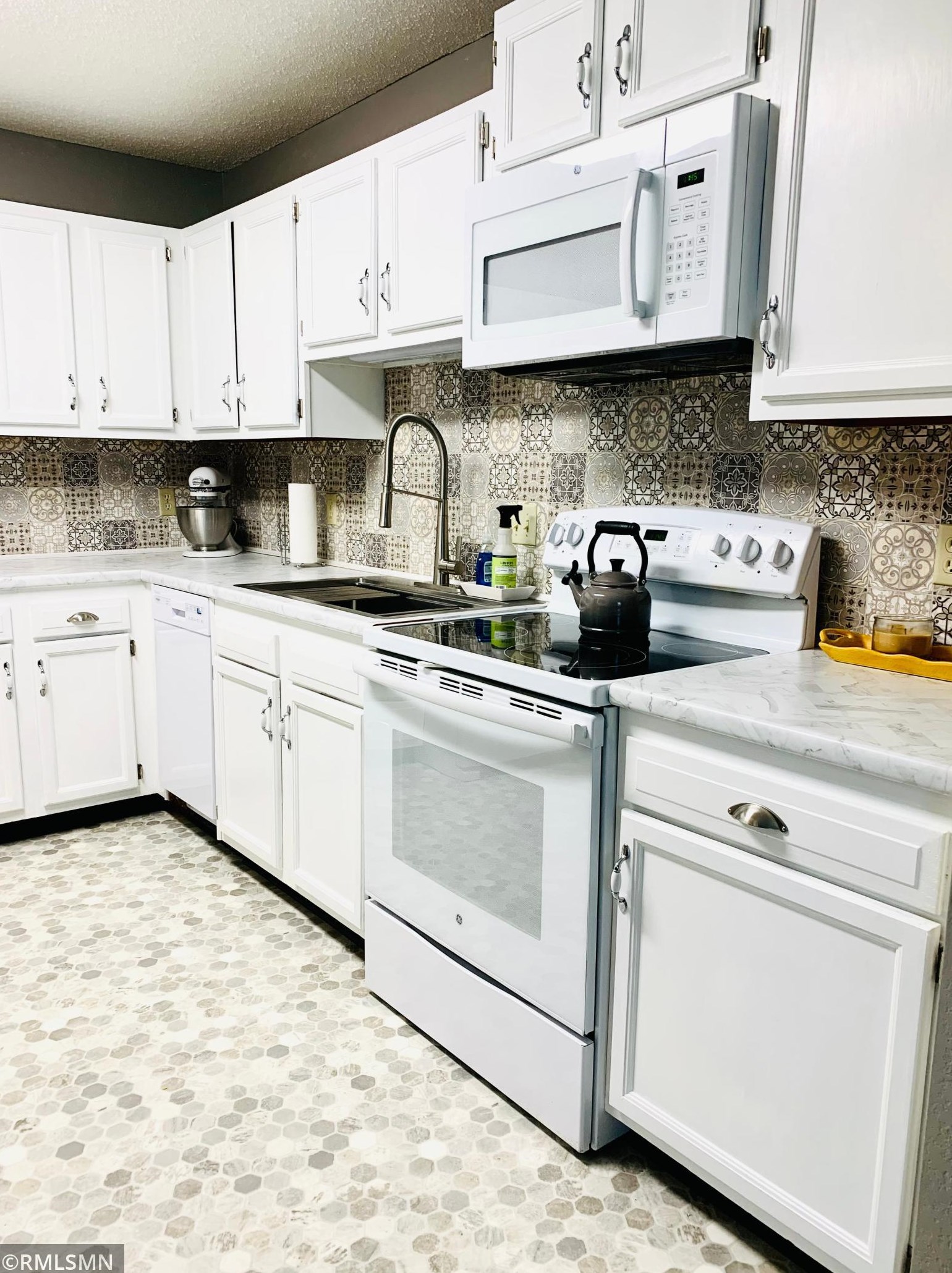 324 S 4th St #101, Le Sueur, MN 56058