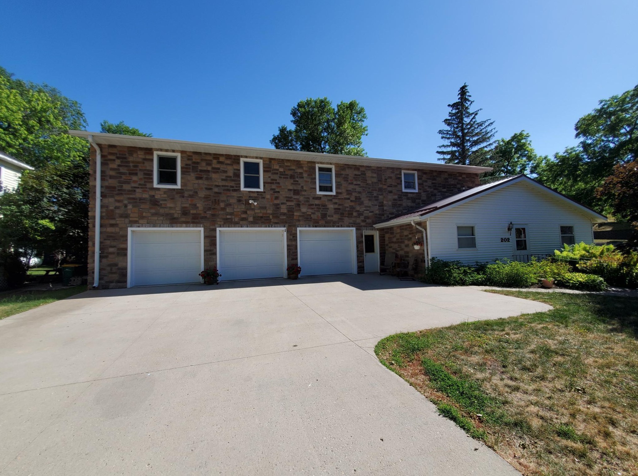 202 Bluff St, Lake Benton, MN 56149-1201