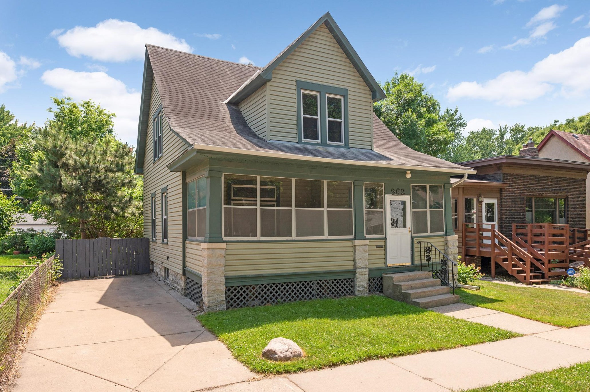 962 Tuscarora Ave, Saint Paul, MN 55102-3721