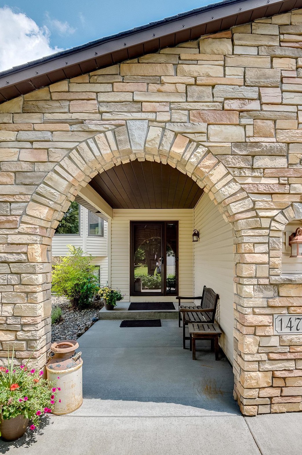 1470 Thomas Ln, Saint Paul, MN 55122-2767