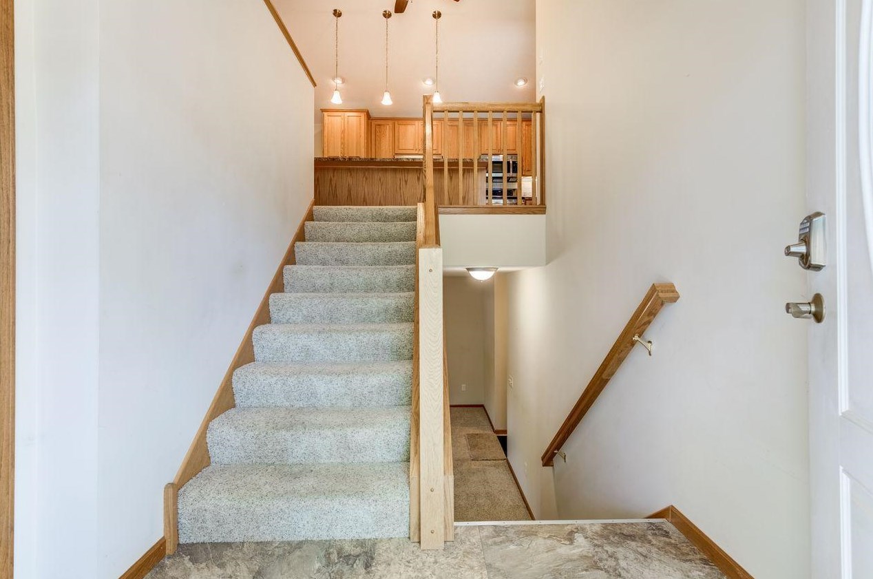 15594 Cornell Trl, Lakeville, MN 55068-4695