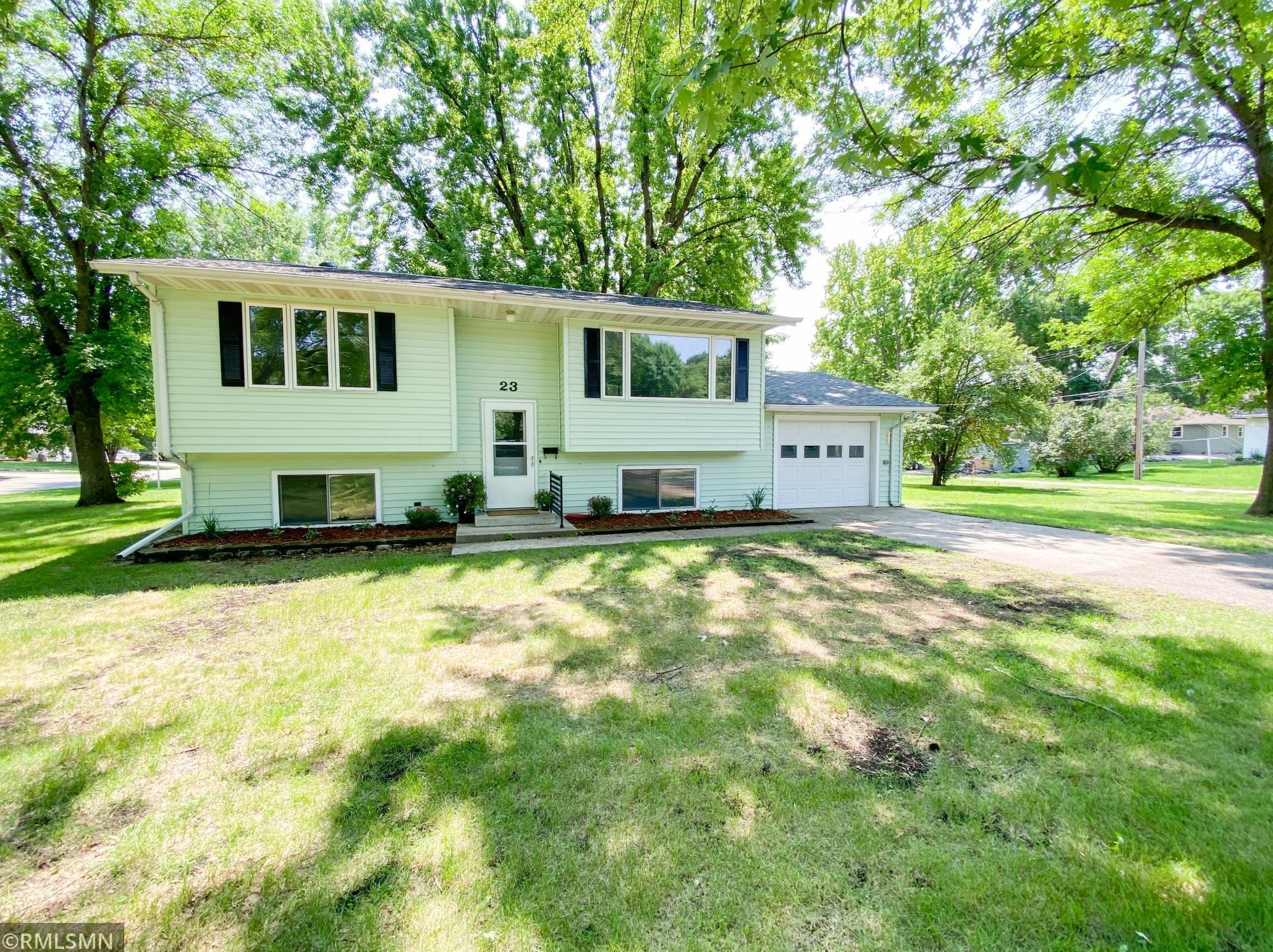 23 Lincoln Ave E, Gaylord, MN 55334