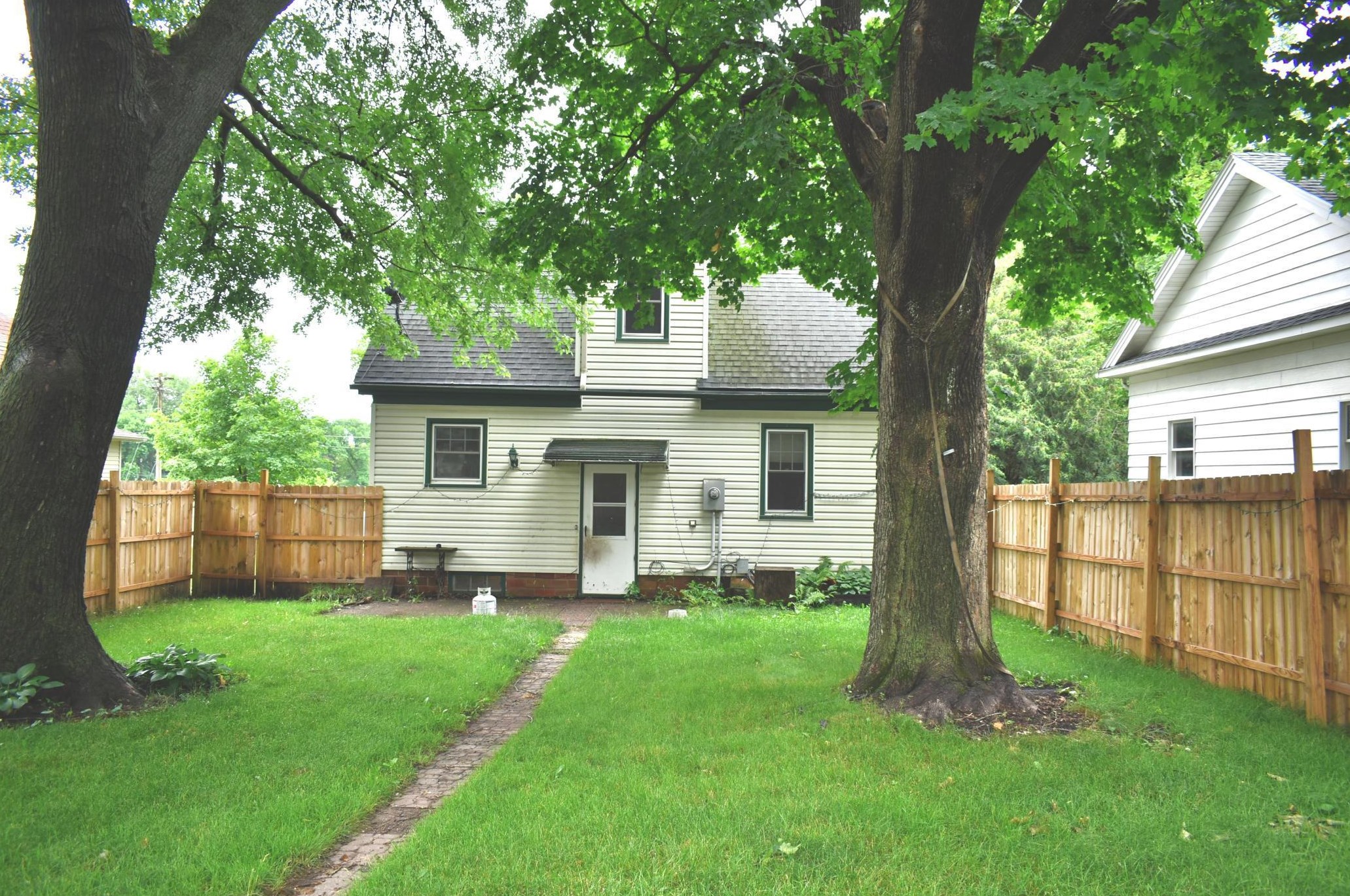 189 3rd Ave, Walters, MN 56097-1023