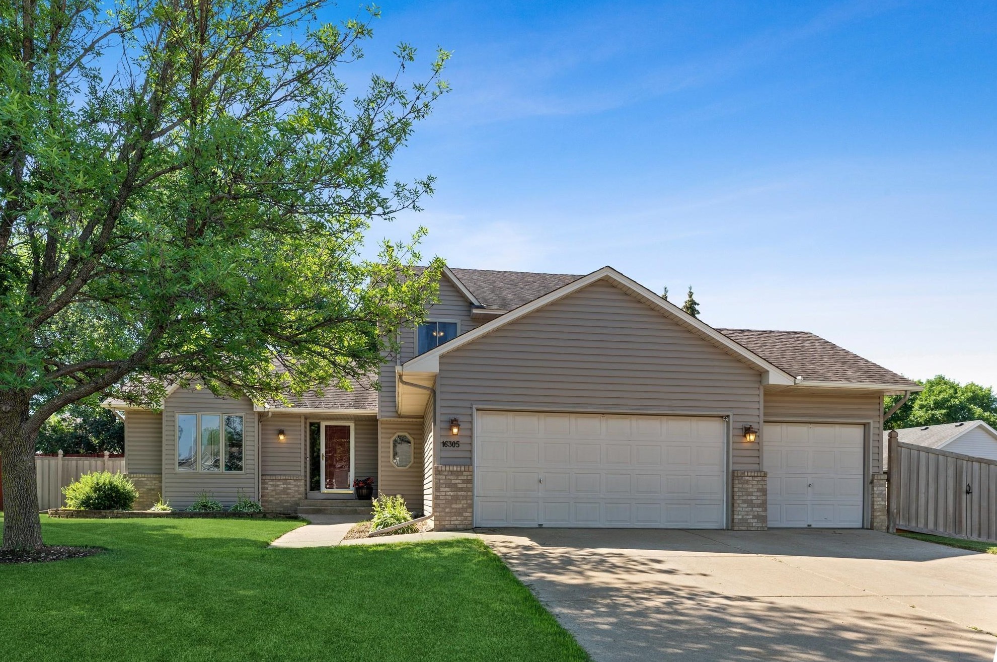 16305 Griffon Trl, Lakeville, MN 55044-7222