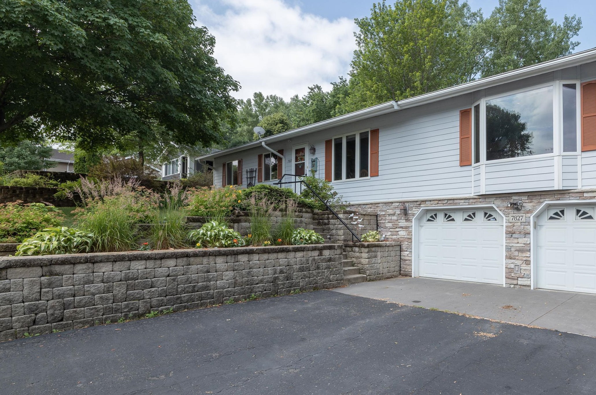 7827 Cooper Ave, Inver Grove Heights, MN 55076
