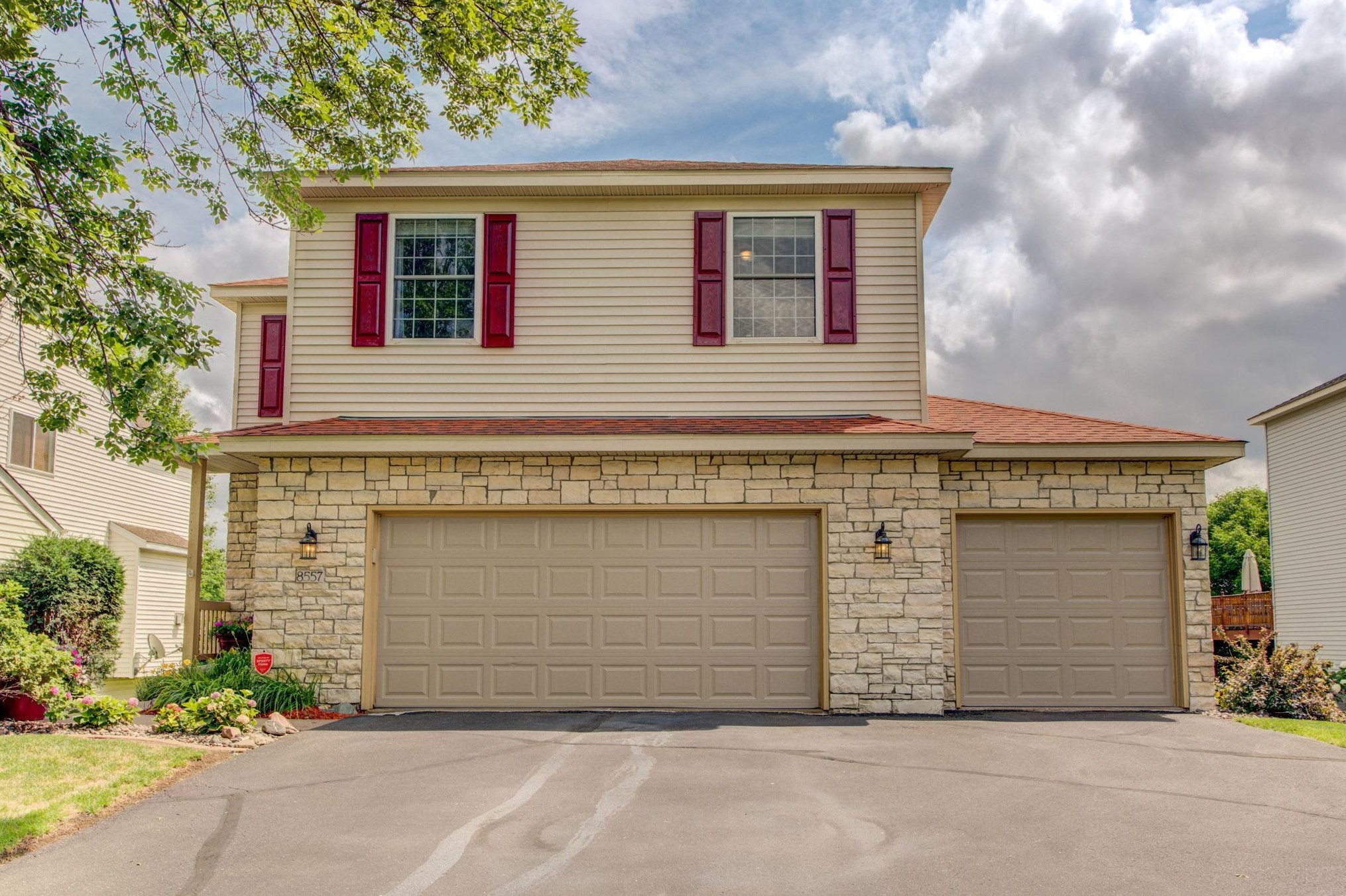 8557 Savanna Oaks Ln, Saint Paul, MN 55125-9611