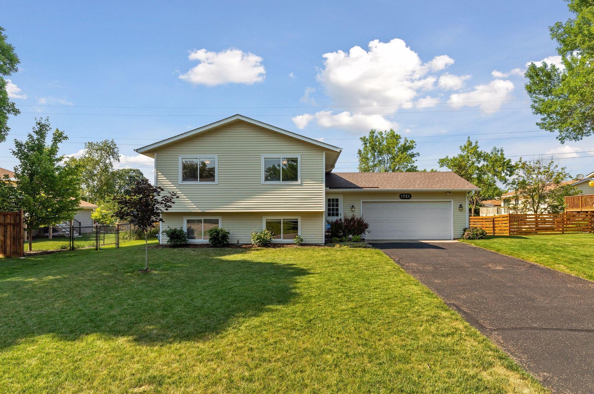 1721 Woodgate Ln, Saint Paul, MN 55122-2447