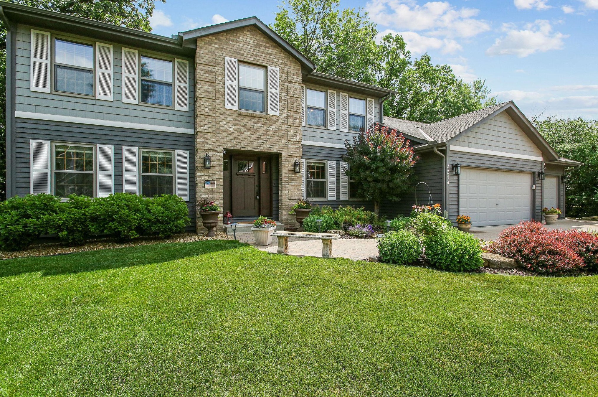 3214 Red Oak Dr, Saint Paul, MN 55121-2336