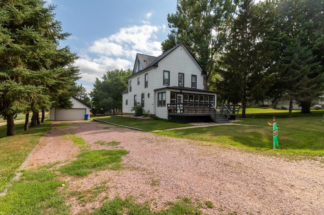 206 E Main St, Hardwick, MN 56134