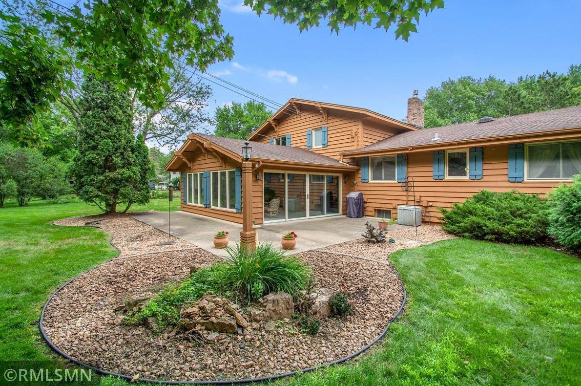 16801 Canterbury Dr, Hopkins, MN 55345-2621