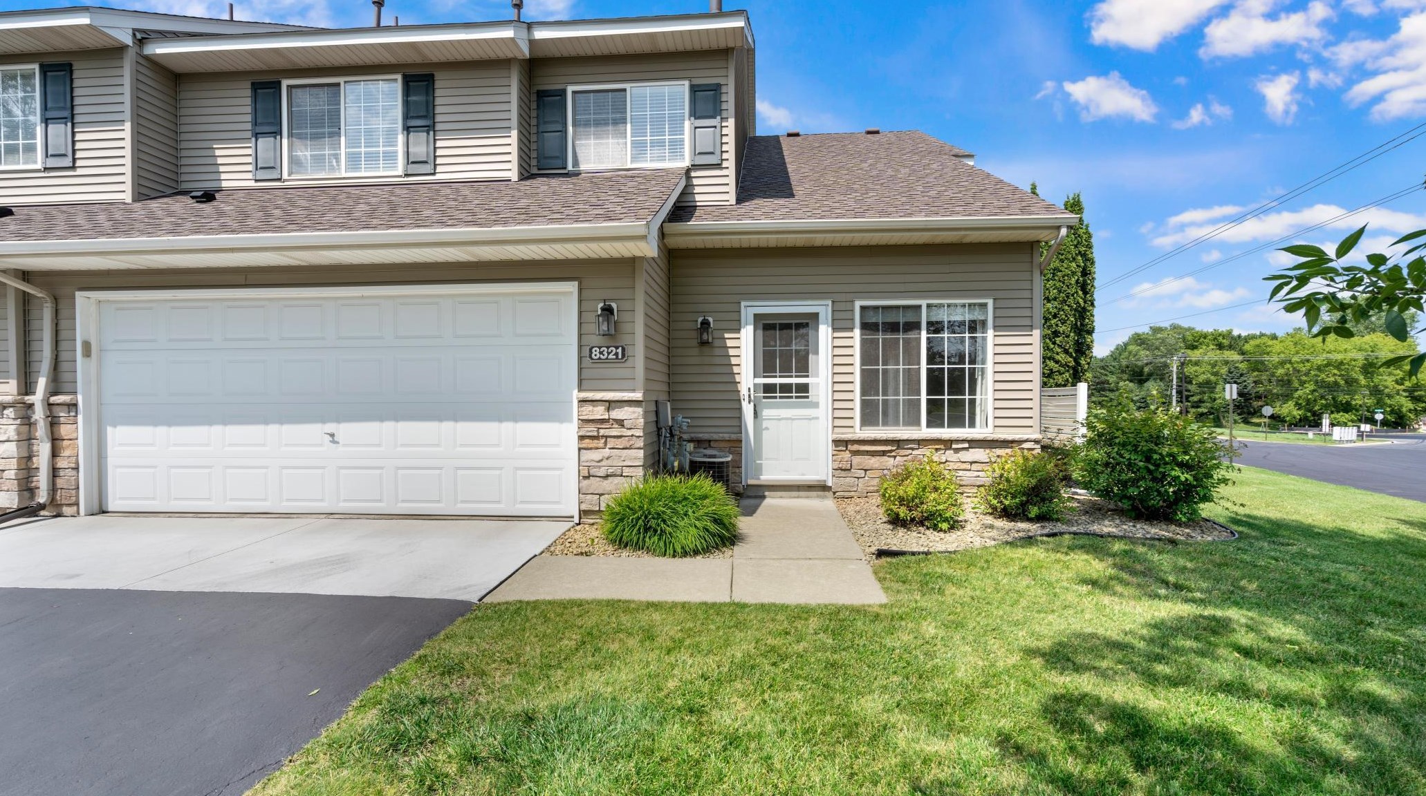 8321 Delaney Dr #33, Inver Grove Heights, MN 55076