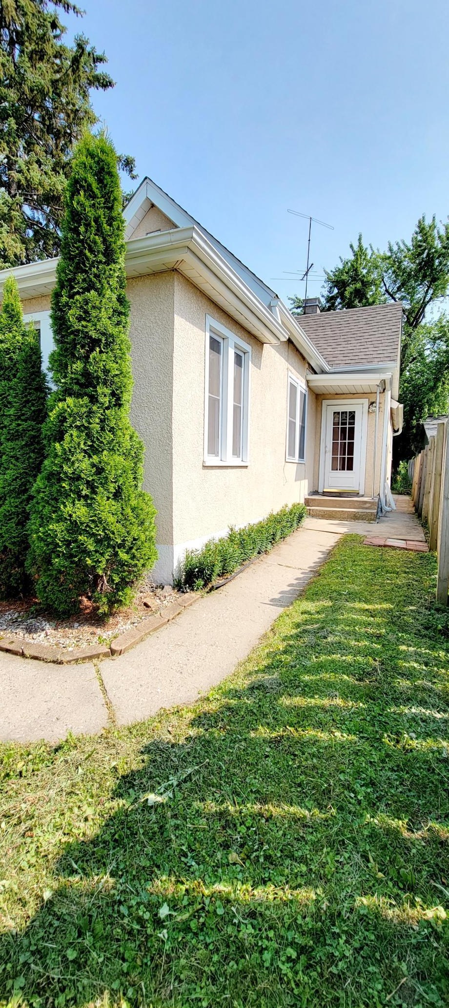 962 Reaney Ave, Saint Paul MN  55106-3847 exterior