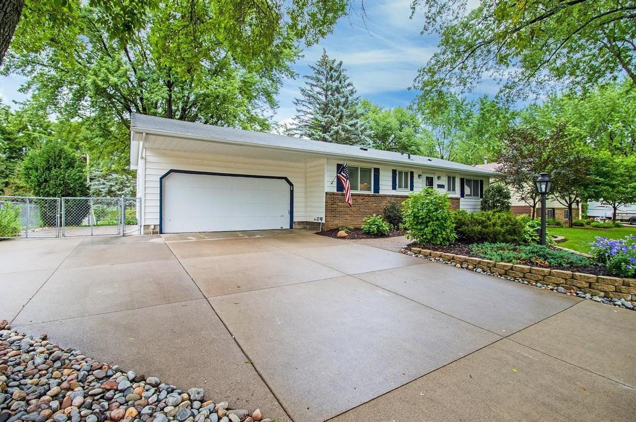 7075 168th St, Lakeville, MN 55068-1917