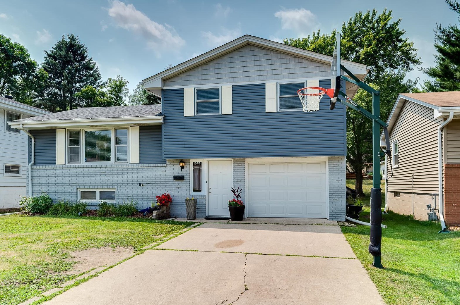 1545 Winchell St, Saint Paul MN  55106-1451 exterior